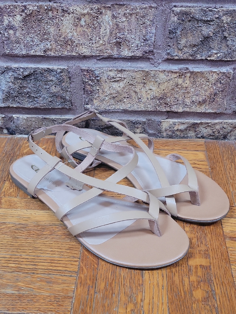 CL by Laundry Leather Tan Strappy Flat Sandals Size 8 New